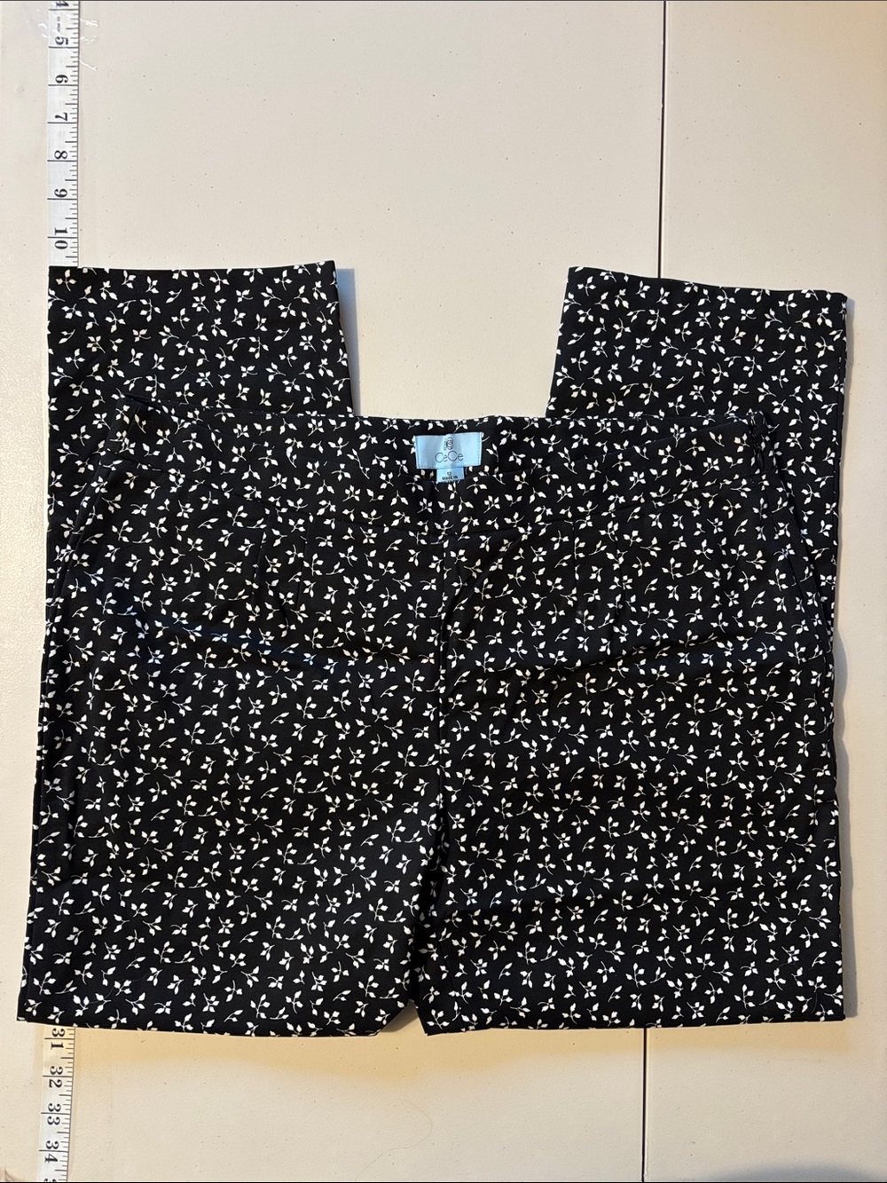 CeCe Black & White Ankle Pants Size 12 Leaf Pattern Cottagecore Coastal Grandma